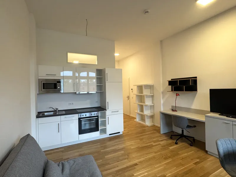 Koffer packen & einziehen -Möblierte 1-Zimmer-Wohnung mit Loggia — photo 1